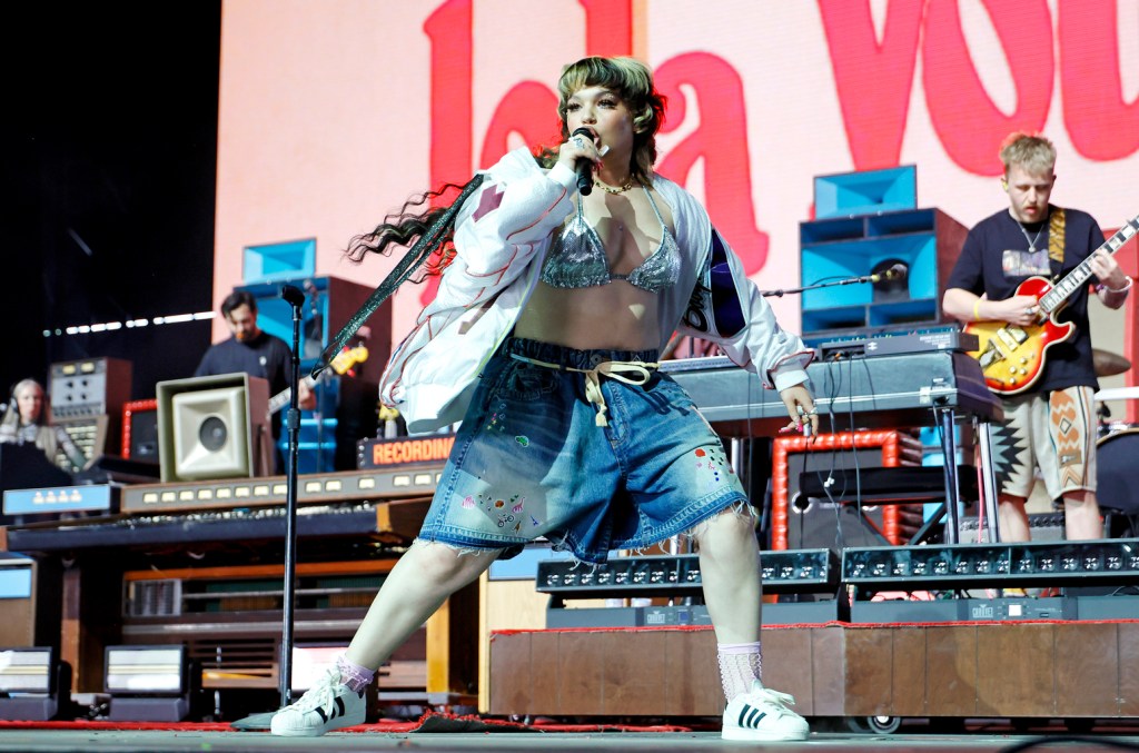lola-young-announces-2025-north-american-tour:-see-the dates