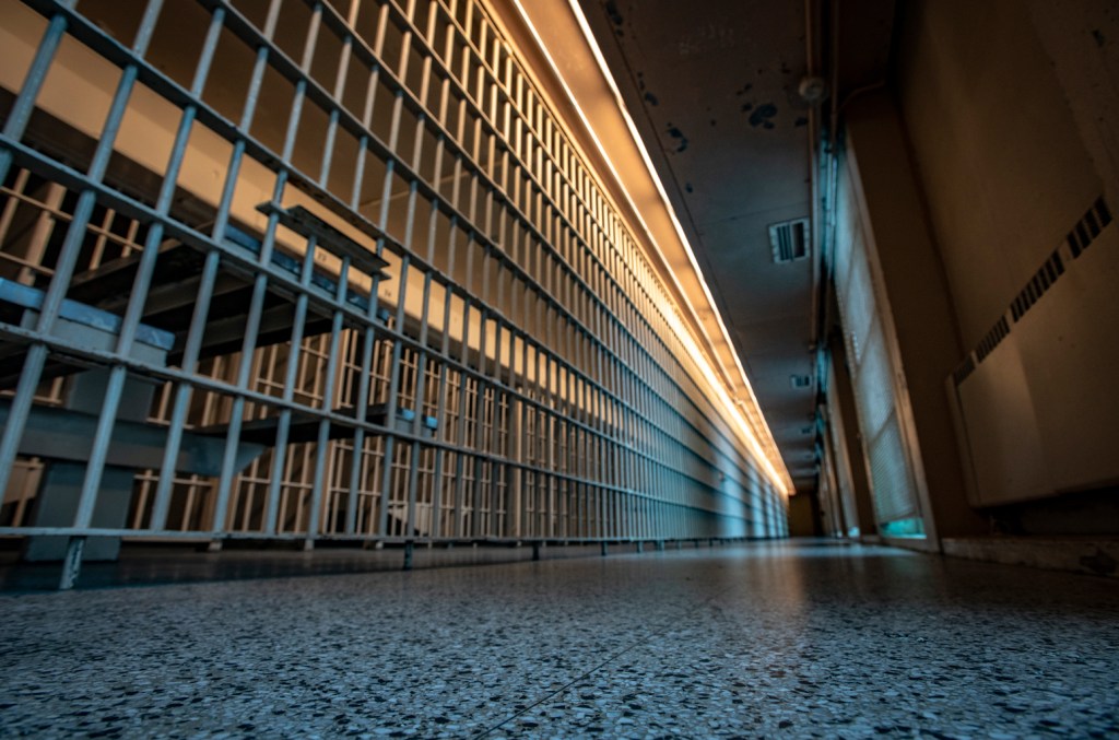 escaped-inmate-appears-to-call-on-lil-wayne,-meek-mill,-youngboy-never-broke-again-&-trump-for help
