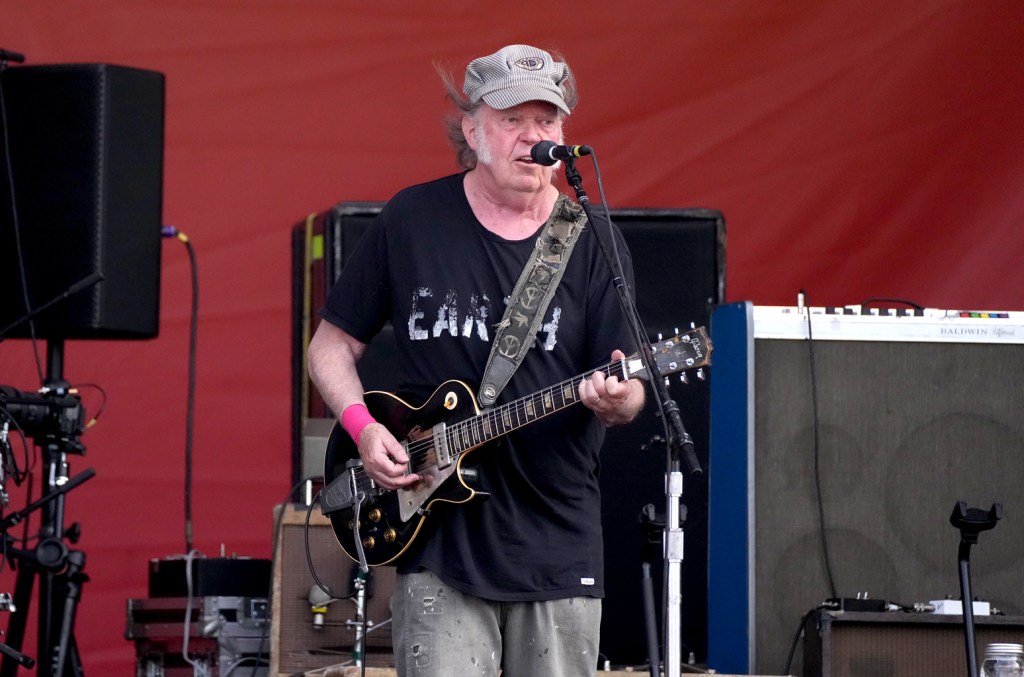 neil-young-invites-donald-trump-to-summer-tour-‘if-there-is-not-martial-law-by then’