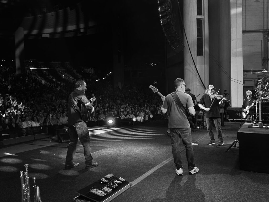 fiddlin’-flair:-jason-crosby-joins-dave-matthews-band-on-“pig”-and-“ants-marching”-in-holmdel