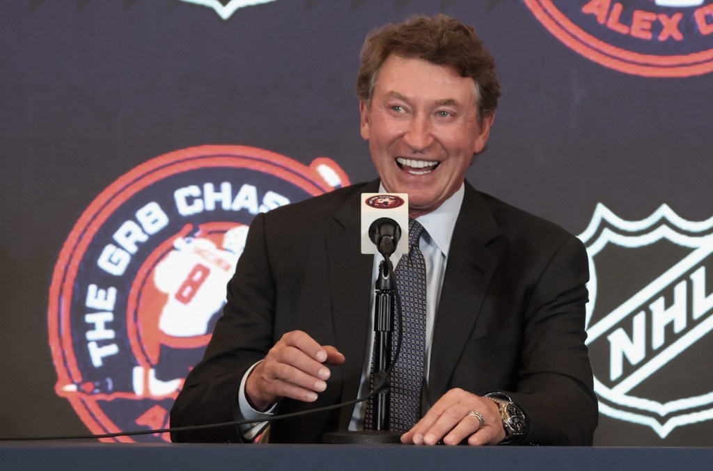wayne-gretzky-gets-introduced-to-‘pink-pony-club’-&-wants-chappell-roan’s-hit-as-his ringtone