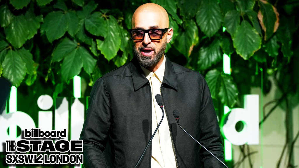 ghazi-shami-accepts-the-clive-davis-visionary-award-from-olamide-|-global-power-players 2025