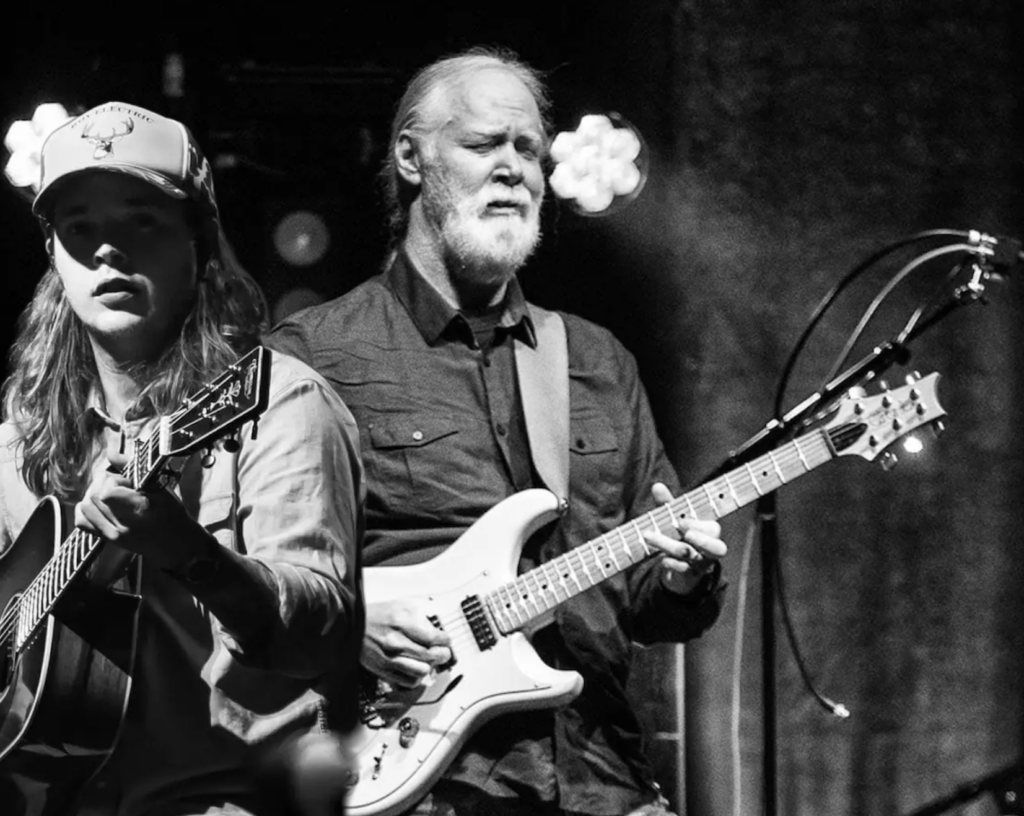 widespread-strings:-widespread-panic-welcome-billy-strings-during-second-half-of-night-two-in-chicago,-bust-out-“rockin’-in-the-free-world”