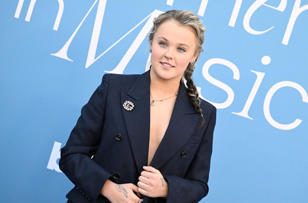 jojo-siwa-reveals-when-she-realized-she-had-feelings-for-chris-hughes:-‘i-wasn’t-looking-to-fall-for him’
