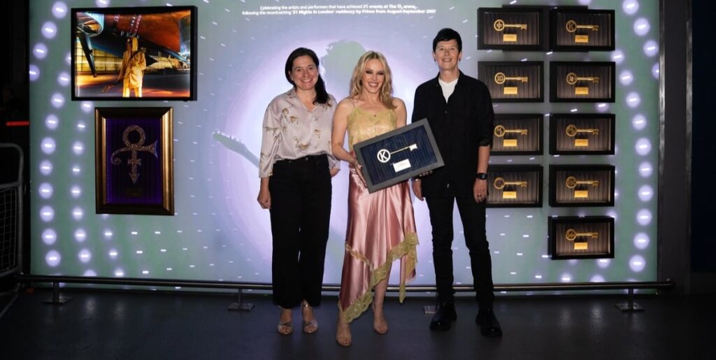 kylie-minogue-becomes-first-female-artists-in-the-illustrious-’21-club’