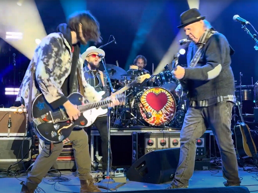 neil-young-and-the-chrome-hearts-–-talkin-to-the-trees