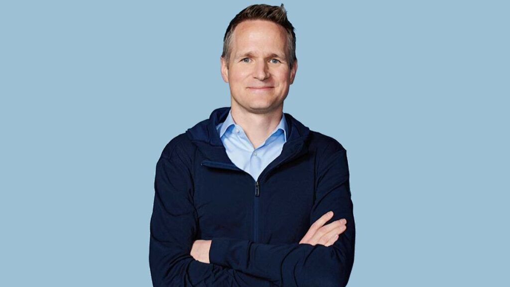 apple-music’s-oliver-schusser-says-it’s-‘crazy’-that-music-is-offered-for-free