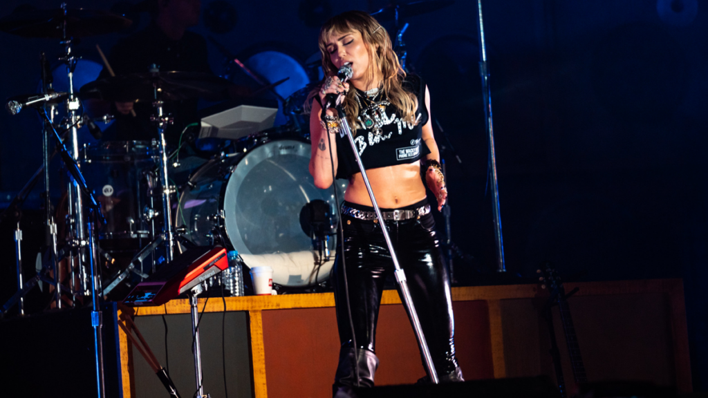 miley-cyrus-heckled-at-tribeca-—-‘we-thought-this-was-a-concert’