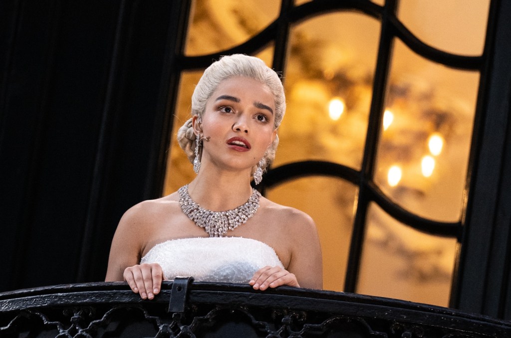 rachel-zegler-serenades-crowd-outside-theater-for-free-in-a-new-london-production-of-‘evita’
