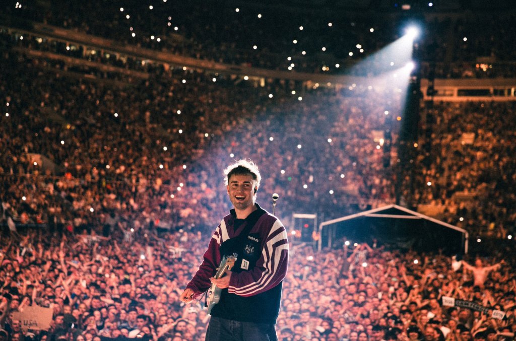 sam-fender-unveils-‘rein-me-in’-collab-with-olivia-dean:-listen here
