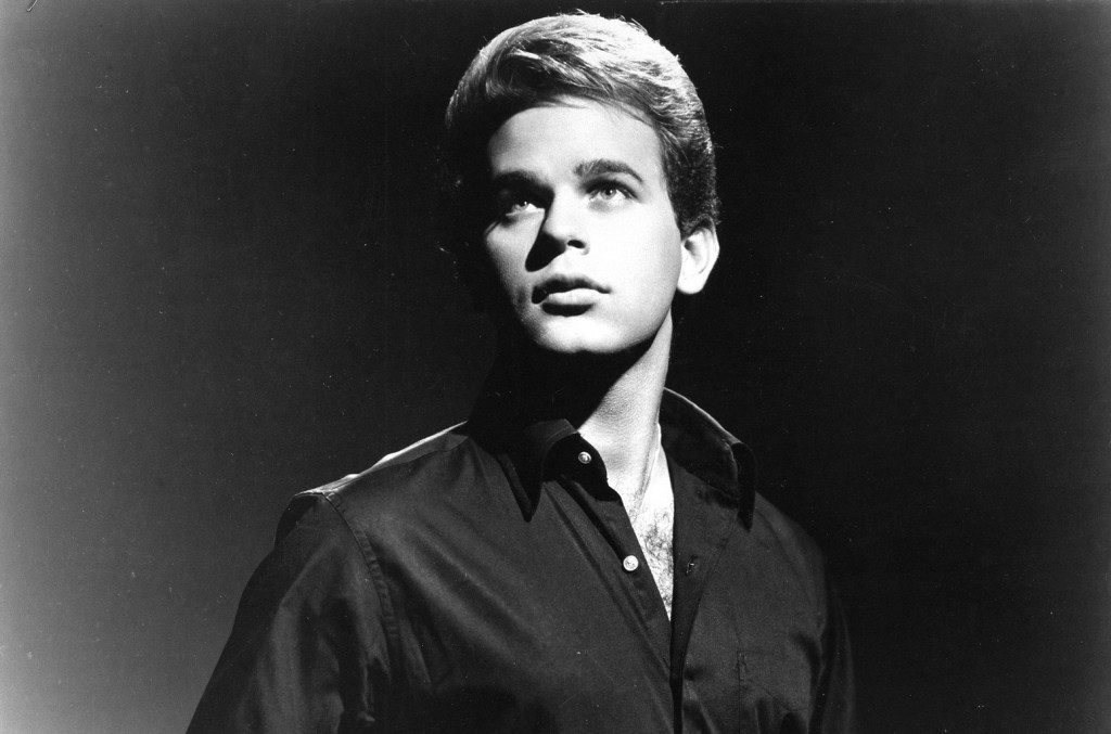 lou-christie,-1960s-teen-idol-&-‘lightnin’-strikes’-hitmaker,-dies-at 82