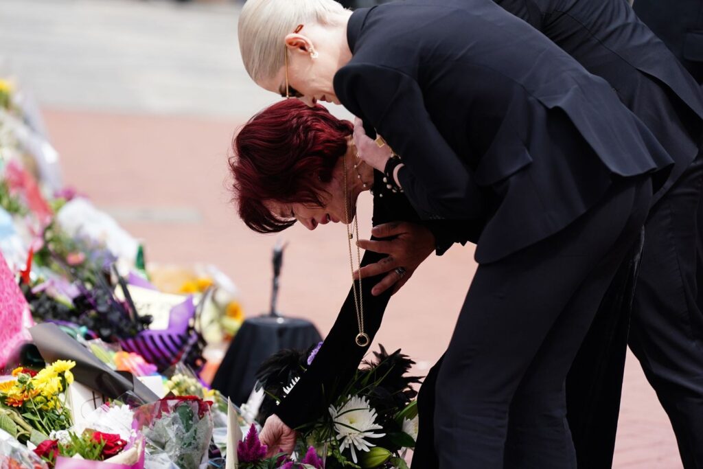 ozzy’s-family-says-farewell-at-funeral-procession:-photo-gallery