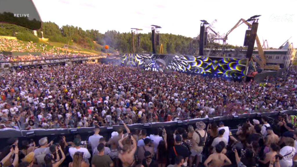 tomorrowland-goes-ahead-as-planned-after-fire-destroys-main-stage