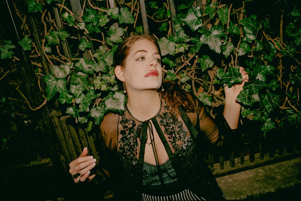 lorde’s-sister-indy-yelich-says-having-a-famous-sibling-has-been-a-‘devil-on-my-shoulder’-for-years-—-but-she’s-letting-it-all-go-on-her-new ep