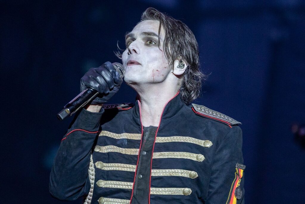 photos-+-review-—-my-chemical-romance-bring-the-heat-in-arlington
