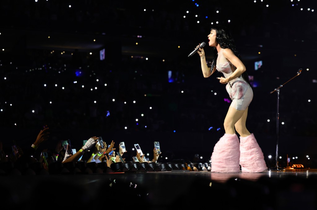 katy-perry-fan-collapses-on-stage-during-lifetimes-tour-stop-in detroit