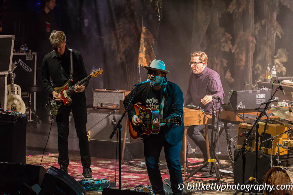 watch:-wilco-nod-to-jerry-garcia’s-birthday-on-“us.-blues,”-join-willie-nelson-for-“will-the-circle-be-unbroken?”-and-“i’ll-fly-away”-during-outlaw-music-festival-appearances