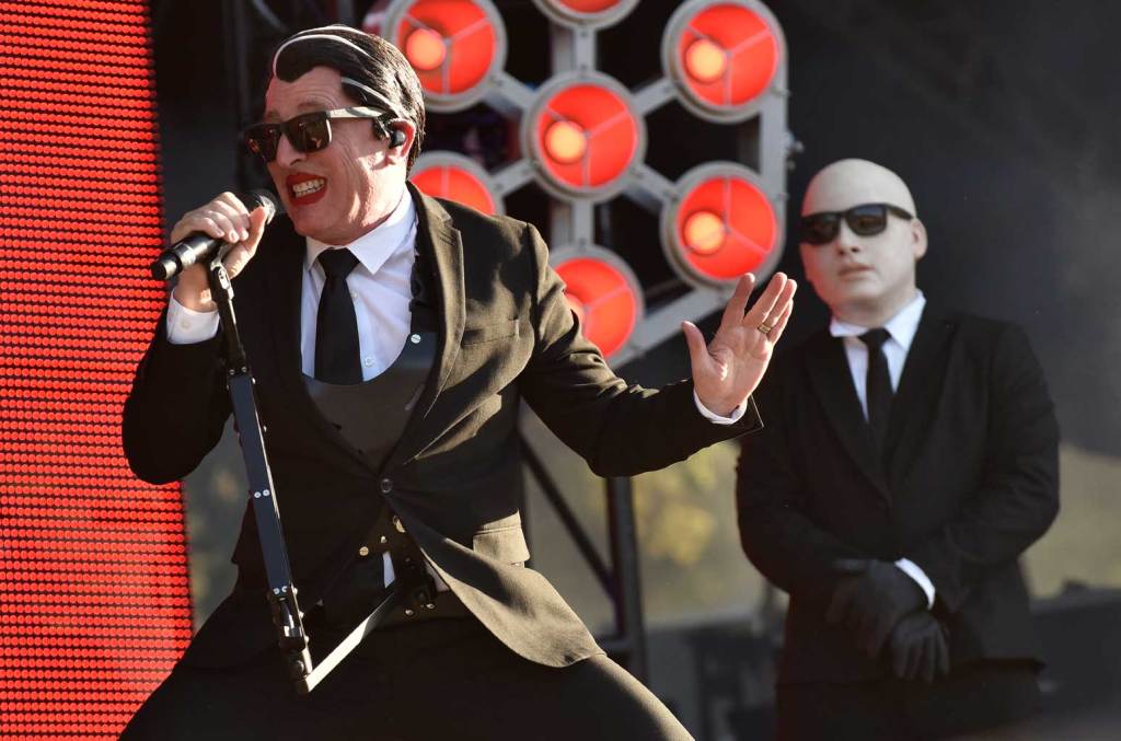 maynard-james-keenan-reflects-on-phone-concert-ban:-‘the-thing-you’re-getting-on-your-phone sucks’