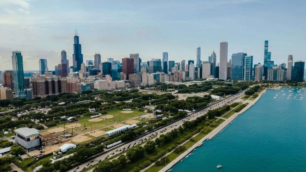 lollapalooza-2025-draws-massive-crowd-of-115,000-daily,-matching-pre-pandemic-attendance-levels