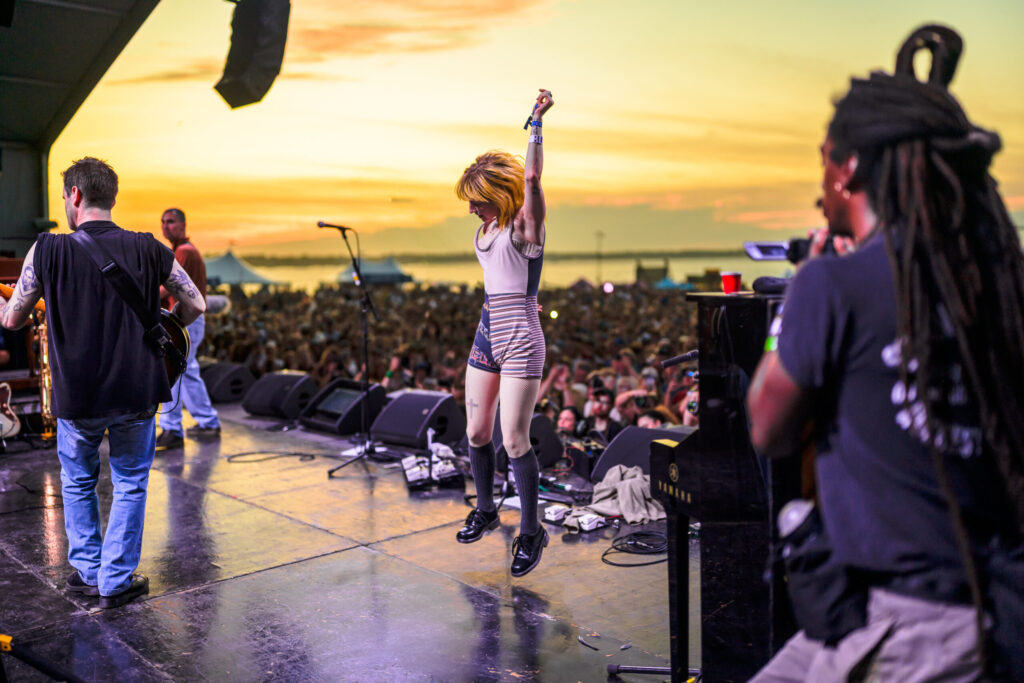 hayley-williams-has-a-nashville-‘party’-in-new-video