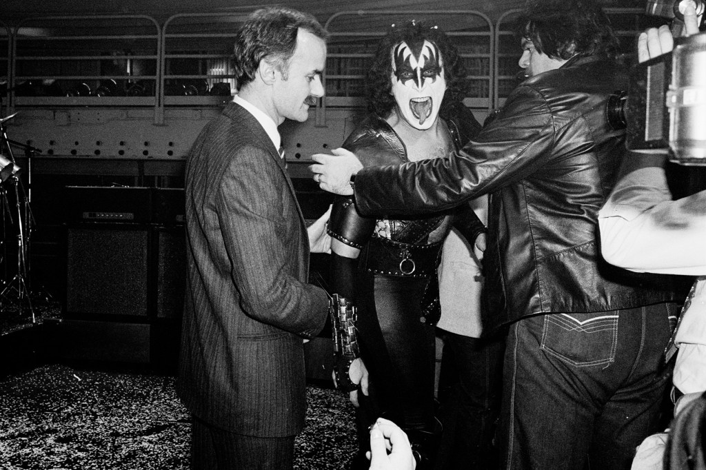 managers-who-guided-kiss,-alabama-&-tom-waits-among-2025-inductees-into-personal-managers-hall-of-fame:-full list