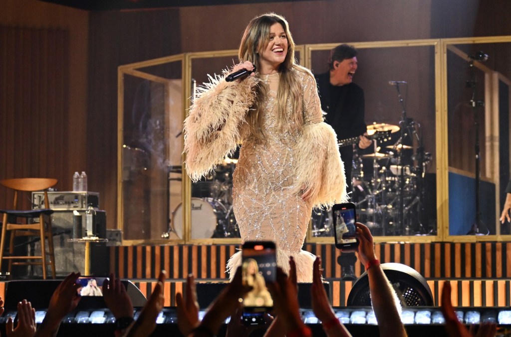 kelly-clarkson-postpones-august-las-vegas-residency dates
