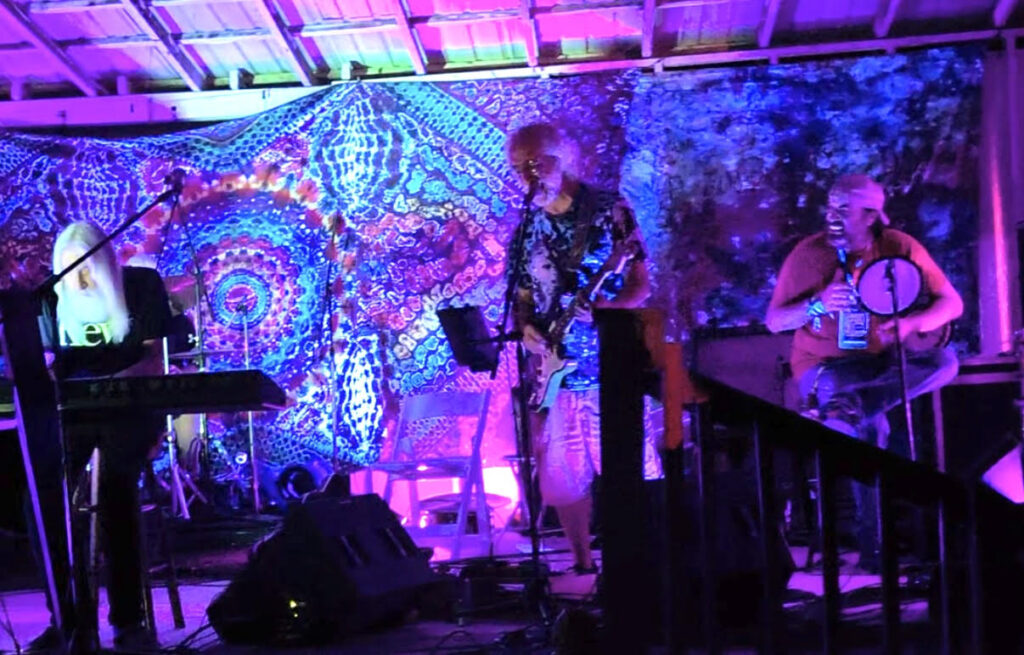 watch:-tom-constanten-and-jynx-of-diamonds-ft.-noah-lehrman-cover-dead-classics-during-weekend-at-bertha’s-gathering