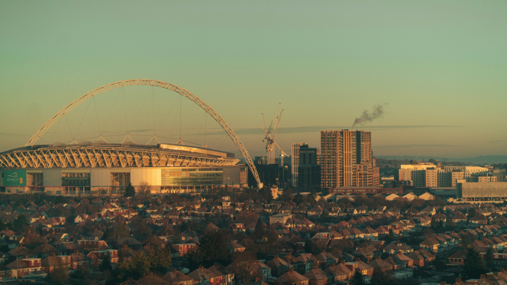 authorities-investigating-after-‘hundreds’-sneak-into-oasis-concert-at-wembley-stadium