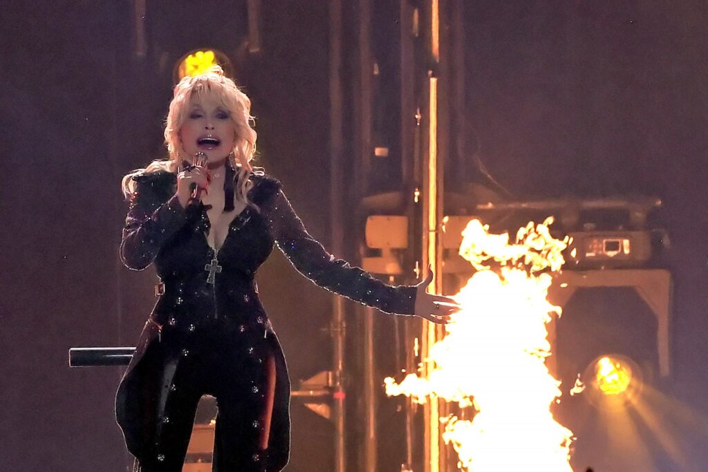 how-dolly-parton-scored-a-major-award-with-a-‘90s-favorite