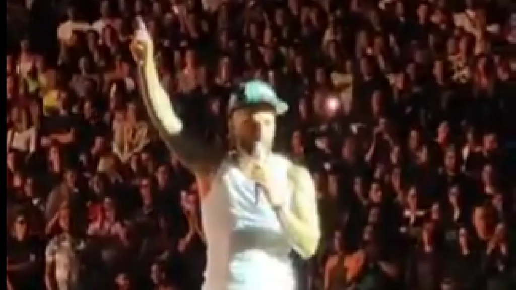 maluma-pauses-concert-to-scold-mother-whose-baby-wasn’t-wearing-earplugs
