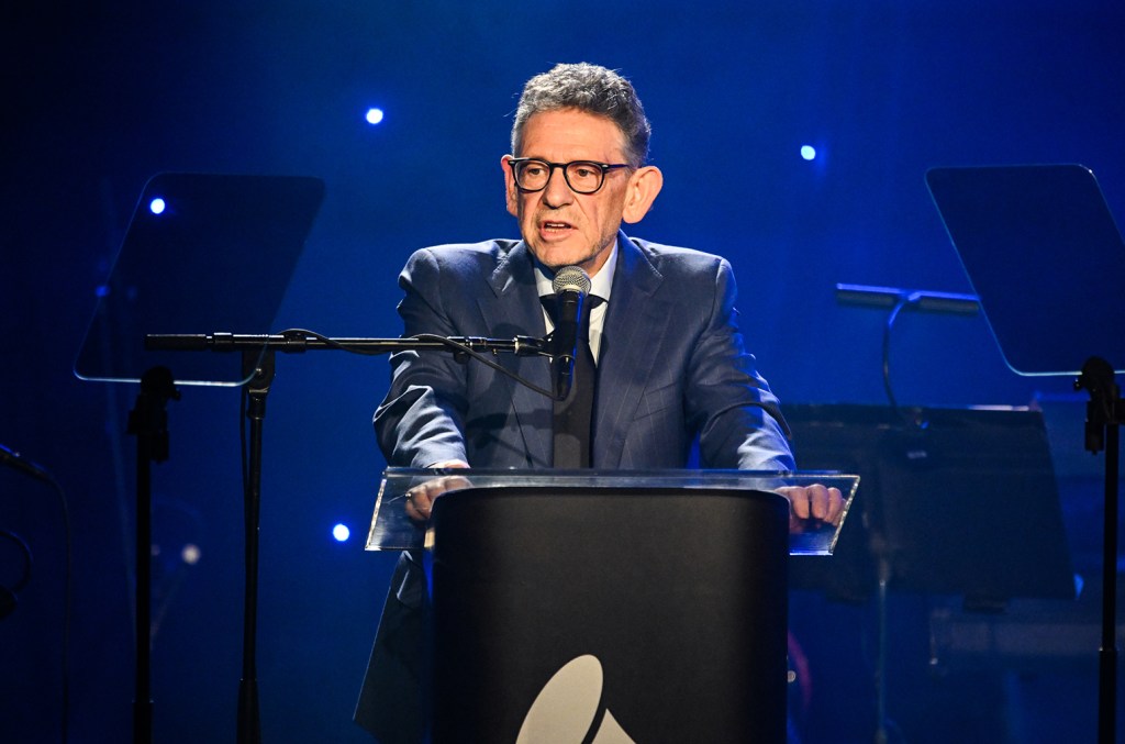 umg-ceo-lucian-grainge-hits-back-at-drake’s-demand-for-his-emails:-‘farcical’-and-‘ridiculous’