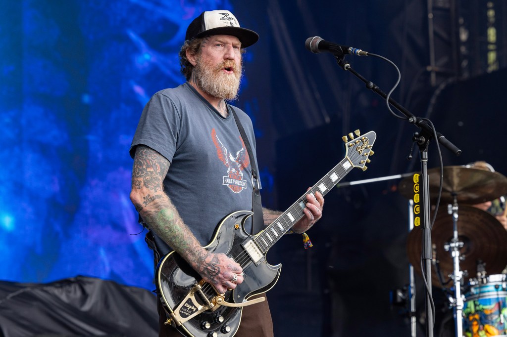 mastodon-pays-tribute-to-brent-hinds-at-first-show-since-guitarist’s-death:-‘brothers-to-the end’