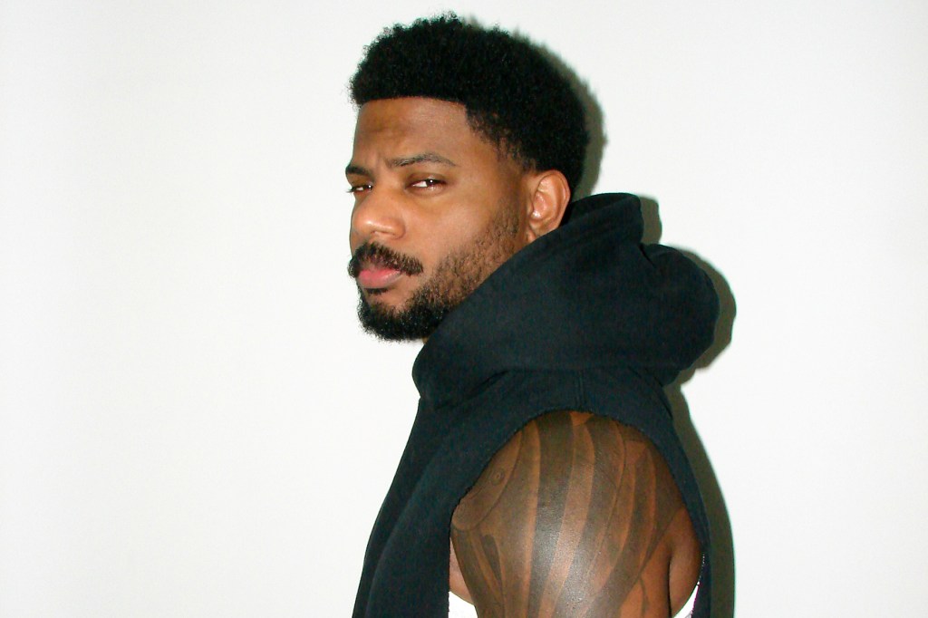 bryson-tiller-talks-‘solace-&-the-vices,’-his-upcoming-‘serenity’-album-&-the-freedom-of-leaving-‘trapsoul’-behind