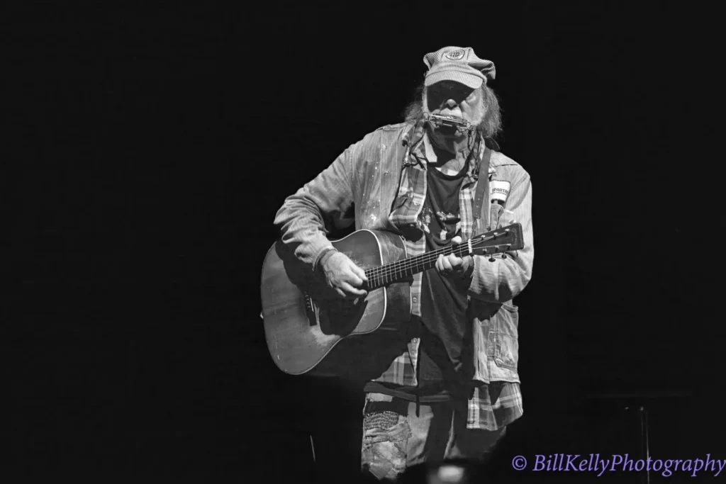 watch:-neil-young-performs-“long-walk-home”-for-first-time-since-1989,-concludes-12-year-lapse-in-“singer-without-a-song”-plays-at-jones-beach