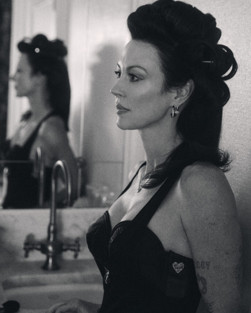 watch:-amanda-shires-unveils-powerful-new-single-“piece-of-mind”-and-official-music-video