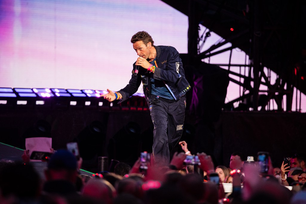 simon-pegg-makes-surprise-appearance-with-coldplay-at-wembley-stadium: watch