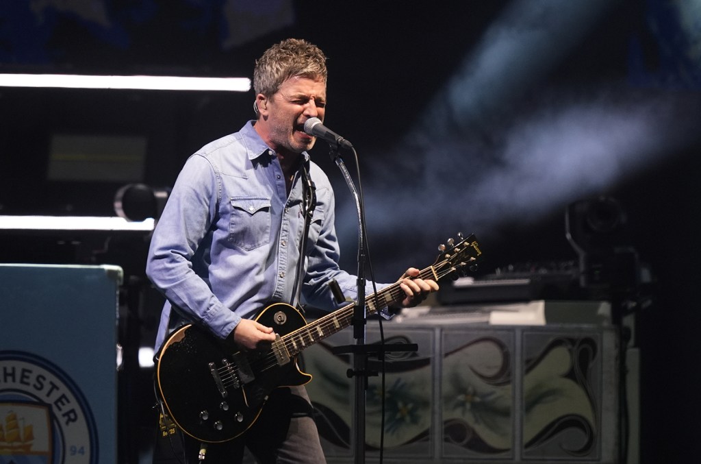 oasis-drones-light-up-chicago-sky-on-eve-of-band’s-only-midwestern-gig-in us.