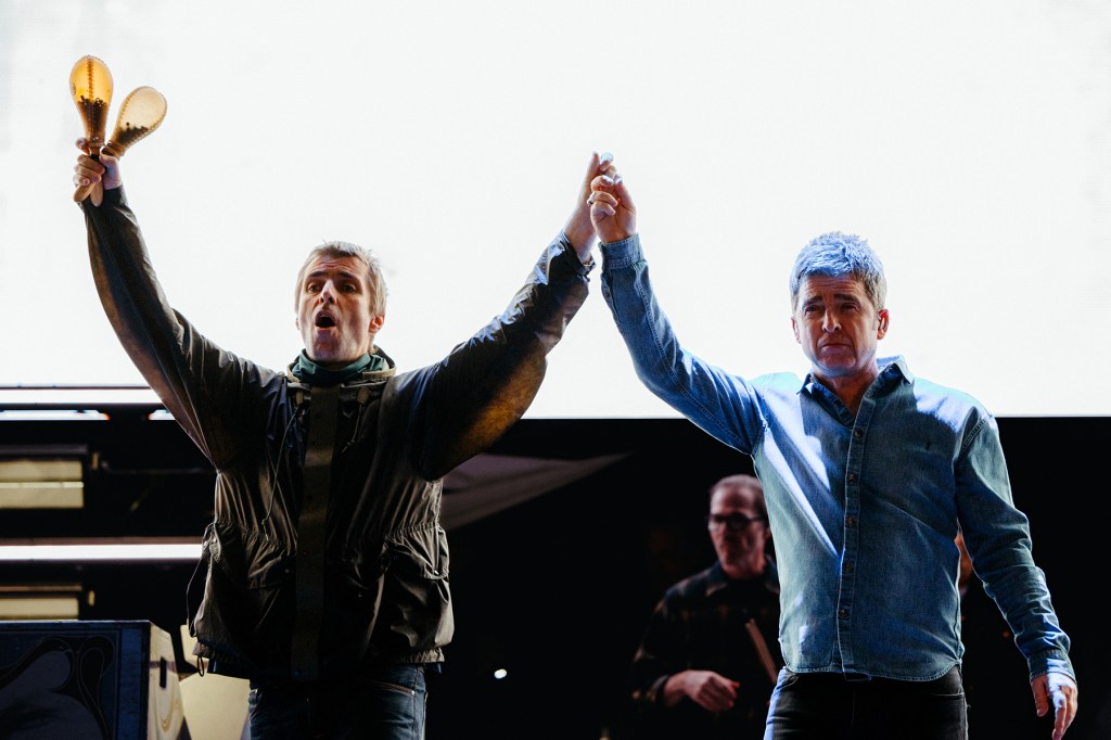 oasis-blast-chicago-fans-with-sonic-overload-at-first-us.-reunion-show:-‘we-invented-all-this madness’