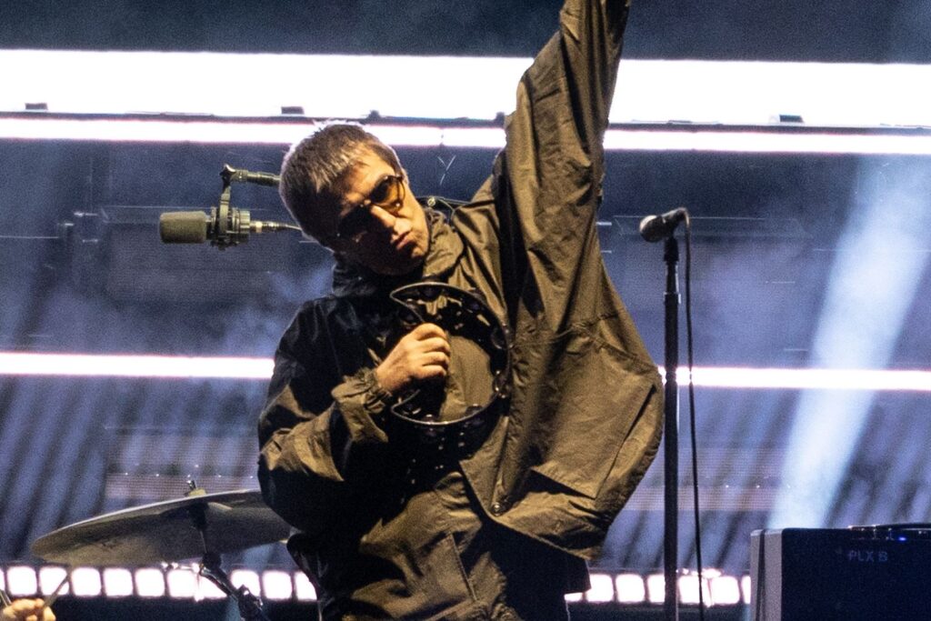 oasis-finally-conquers-america:-chicago-show-review-and-set-list