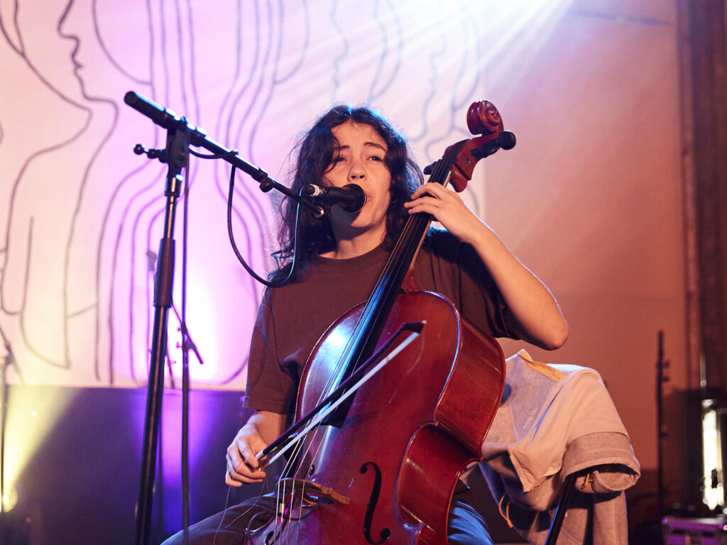 titanic-and-throwing-muses-go-cello-crazy-at-end-of-the-road,-day-3