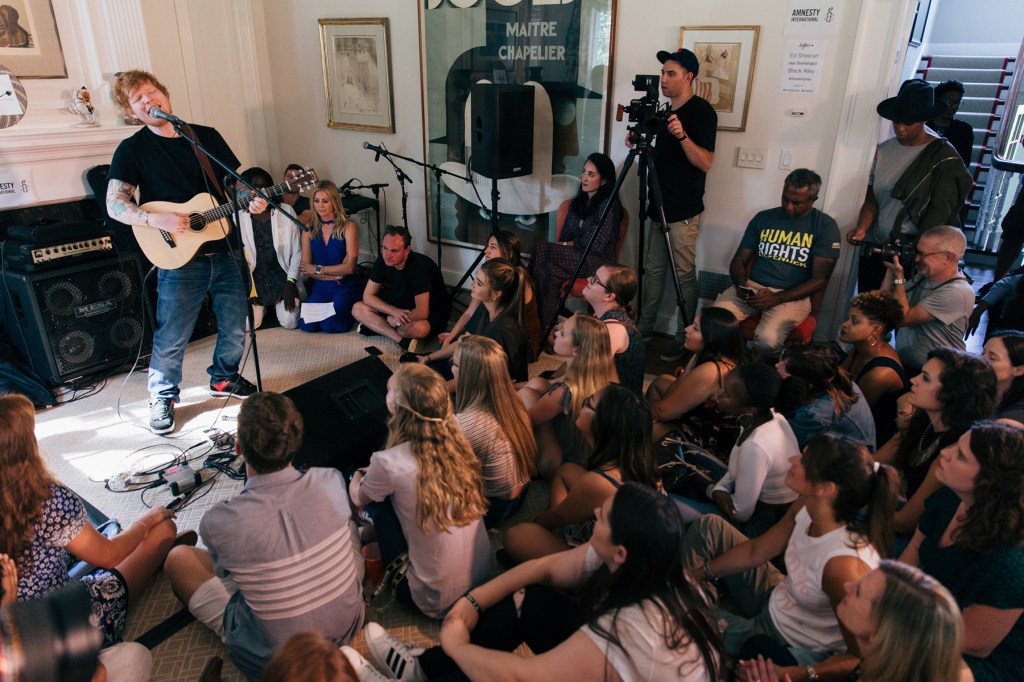 inside-the-intimate,-a-list-concerts-being-held-in-pizza-joints,-backyards-&-new-york lofts