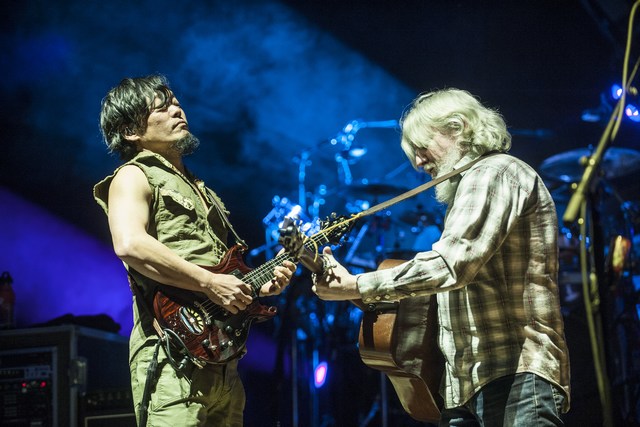 contact-high:-the-string-cheese-incident-blow-smoke-into-setlist-during-cannifest-appearance-following-jeff-pevar’s-oregon-sit-in