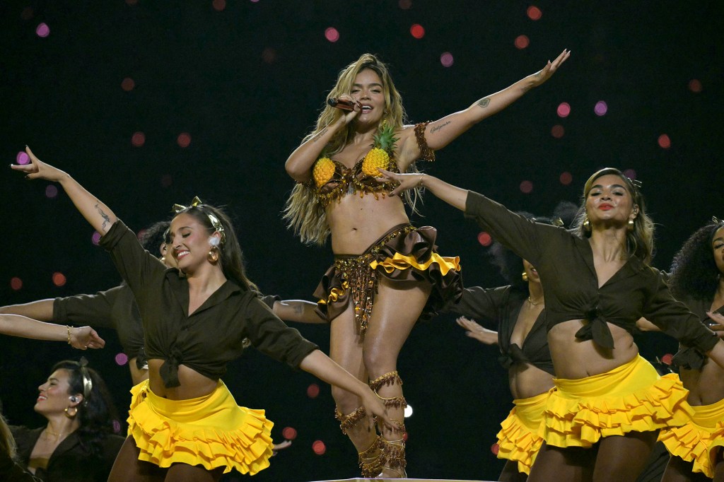 karol-g-dazzles-with-tropical-nfl-halftime-show-in-sao-paulo:-‘hey, brazil!’