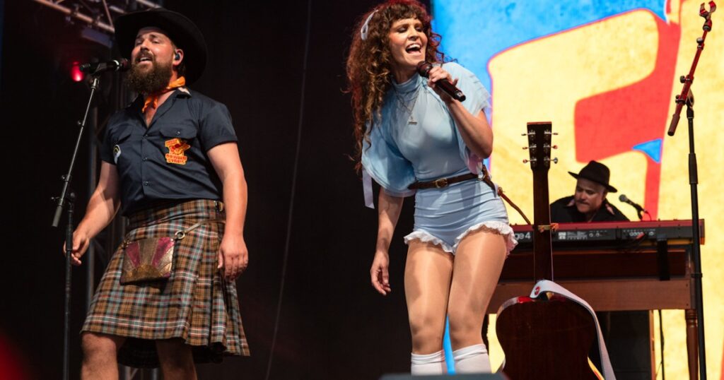 fanny-lumsden-shares-new-single-‘look-at-me-now’