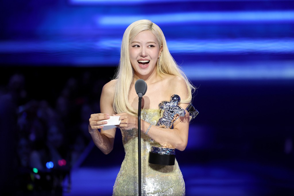 rose-opens-up-about-her-fears-in-‘deeply-personal’-vmas-acceptance speech