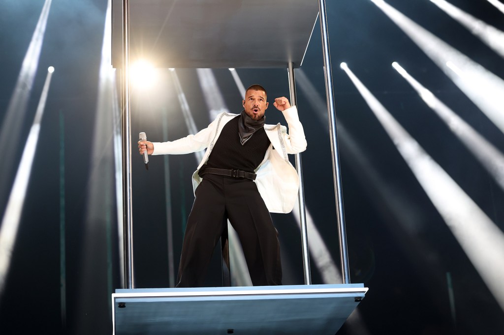 ricky-martin-performs-megahits-medley,-accepts-latin-icon-award-at vmas:-‘i’m-addicted-to-your applause’