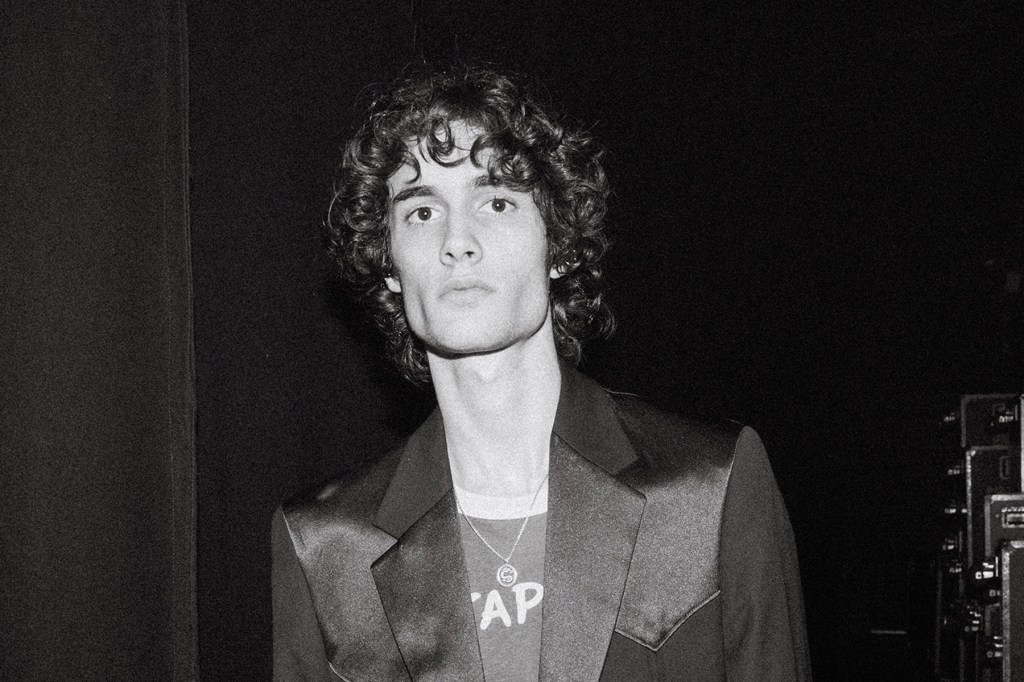 sombr’s-‘i-barely-know-her’-rises-to-no.-1-on-top-rock-&-alternative-albums chart