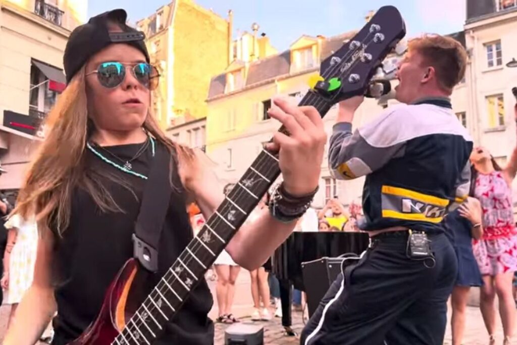 ‘bohemian-rhapsody’-takes-over-paris-with-a-30-person-flash-mob