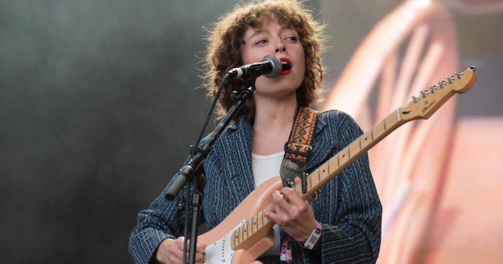stella-donnelly-announces-third-studio-album-‘love-and-fortune’,-shares-‘feel-it-change’