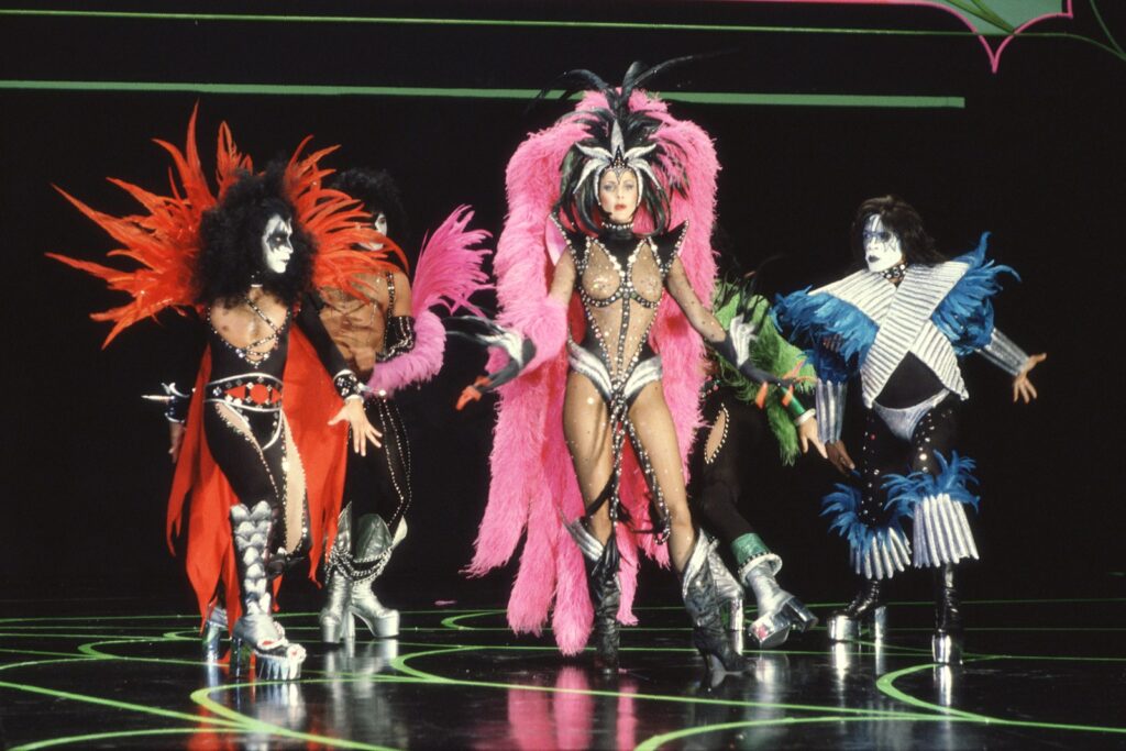 revisiting-‘wonder-woman’-lynda-carter’s-bonkers-kiss-tribute